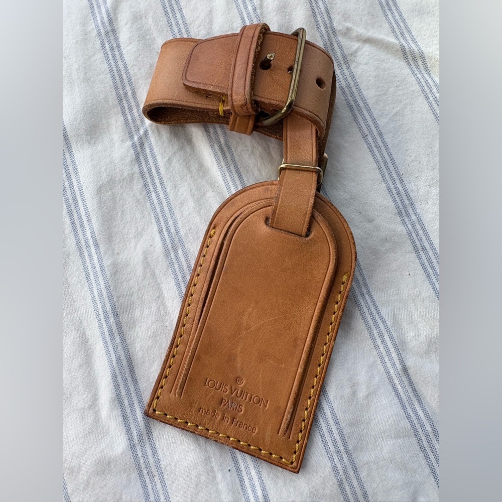 Authentic Louis Vuitton
Luggage Tag Poignet Vachetta
Leather Brass Gold Tan